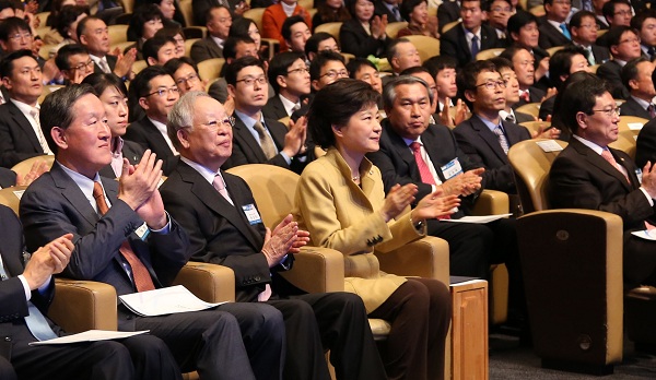 제40회 상공의 날 기념식에서 박근혜 대통령(앞줄 왼쪽 세번째)과 손경식 대한상의 회장(앞줄 왼쪽 두번째) 등 참석자들이 상공의 날 40주년 기념 동영상 시청을 마친뒤 박수를 치고 있다. 사진제공=대한상공회의소