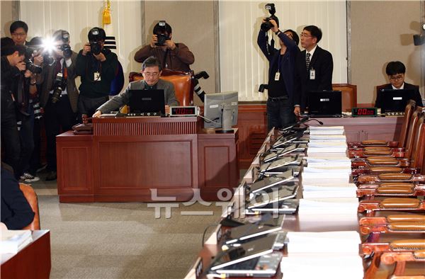 지난 19일 정부조직법 개정안 관련 법안 처리를 위한 국회 운영위원회가 열리지 못하고 있는 모습. 김현수 기자 dada2450@ newsway.co.kr