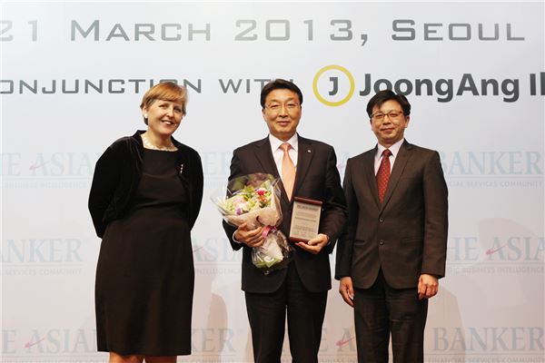 21일 서울 중구 소공동 조선호텔에서 열린 '국제 우수 소매 금융 서비스상(The International Excellence in Retail Financial Services Awards)' 시상식에서 KB국민은행 남훈 기획조정본부장(가운데)이 주관사인 아시안 뱅커지 관계자들과 기념촬영을 하고 있다.(사진제공=KB국민은행)