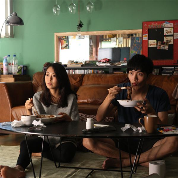 점심시간 소개팅 인기 사진은 영화 '연애의 온도' 한 장면.