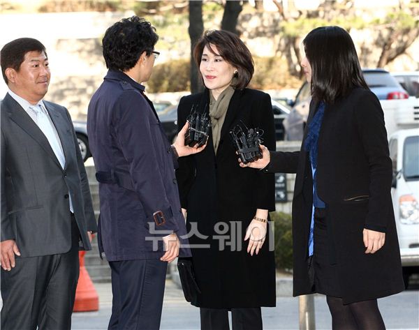 '베일에 싸인 정유경 신세계부사장'법원출석 기사의 사진