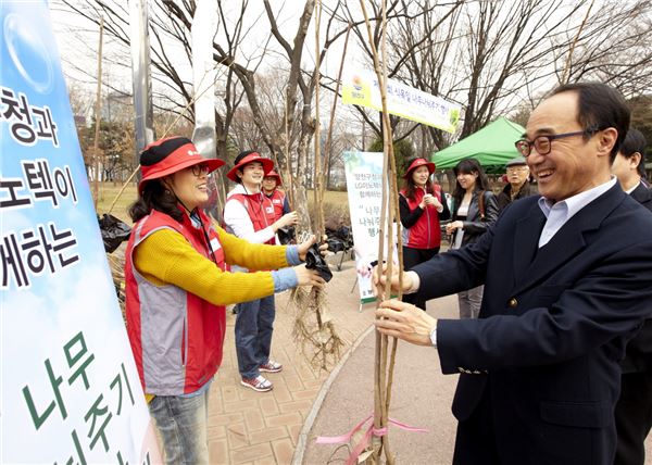 LG이노텍은 지난 1일 서울 양천구 양천공원에서 1가구 1나무 심기를 위한 수목기부 행사를 진행했다. 사진제공=LG이노텍