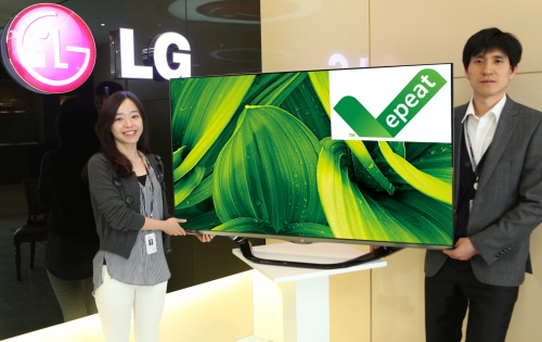 LG전자 TV연구소 연구원들이 평택 디지털파크에서 EPEAT 인증을 받은 제품을 소개하고 있다. 사진제공=LG전자