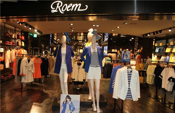 로엠 SPA 1호점은 자라, H&M 등 글로벌 SPA브랜드들이 격전을 벌이고 있는 명동 눈스퀘어에 330㎡ 규모로 3일 오픈했다. 사진제공=이랜드