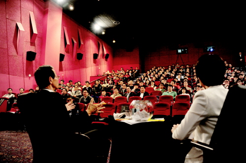 지난달 22일 서울 종로의 한 극장에서 열린 통 콘서트. 사진제공=SK네트웍스
