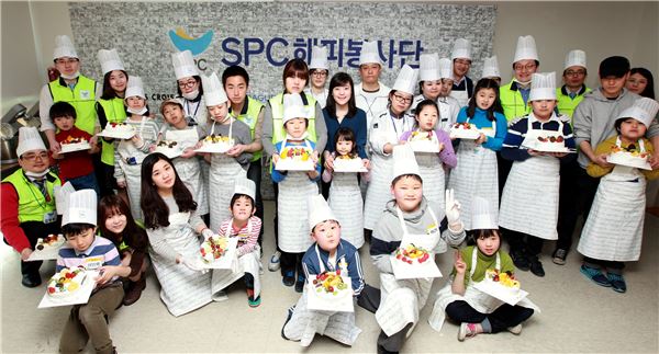 SPC그룹 임직원들로 구성된 SPC 해피봉사단이 지난 3일 서울 종로구 푸르메센터를 방문해 발달장애 어린이 15명의 가족들과 함께 케이크 만들기 교실을 진행했다. 사진제공=SPC그룹