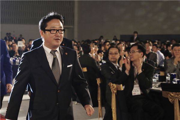 이웅열 코오롱 회장이 코오롱 혁신페스티벌 행사장에 입장하고 있는 모습. 사진제공=코오롱