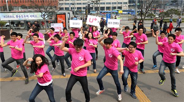 서울역 광장에서 신입사원이 경쾌한 음악에 맞춰 직접 만든 창작춤을 추는 모습