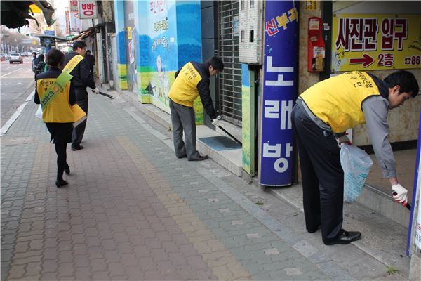 11일 인성저축은행 임직원들이 인천지역 거리를 청소하며 봉사활동을 하고 있다. (사진제공=인성저축은행)