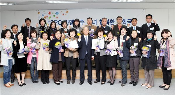 SPC그룹이 12일 오전 서울 양재동 사옥에서 343명의 가맹점주 자녀들에게 1인당 대학 장학금 100만원을 지원했다. 사진 제공=SPC그룹