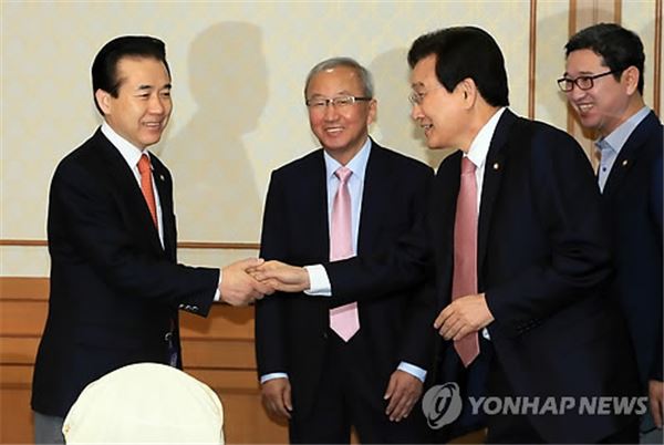 악수하는 새누리당 나성린(左)· 민주통합당 변재일 정책위의장. 연합뉴스