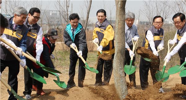 탄소숲 조성행사에 참여한 KB금융지주 임원과 지역주민들. 사진=KB금융지주