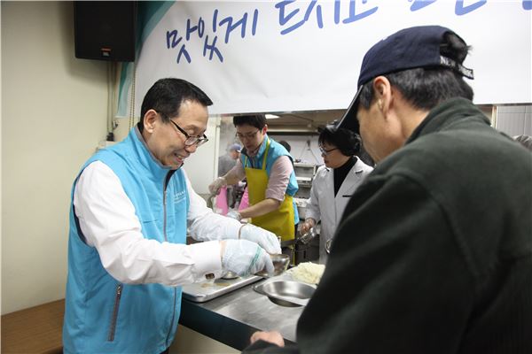17일 진영욱 한국정책금융공사장(왼쪽) 등 임직원들이 서울 용산에 있는 시립 ‘다시서기 종합지원센터'에서 노숙인들에게 무료급식 봉사활동을 하고 있다.