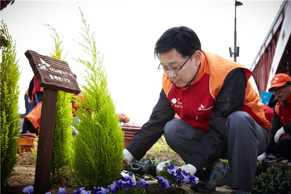 SK이노베이션 구자영 부회장이 한강공원 꽃심기 봉사활동에 참여하고 있다.
