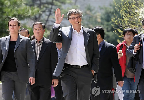 미국 마이크로소프트 창업자 빌 게이츠가 21일 오후 대학생들과 소통의 시간을 갖기 위해 서울대 100주년 기념관으로 들어가며 학생들에게 손을 흔들고 있다. 사진제공=연합뉴스
