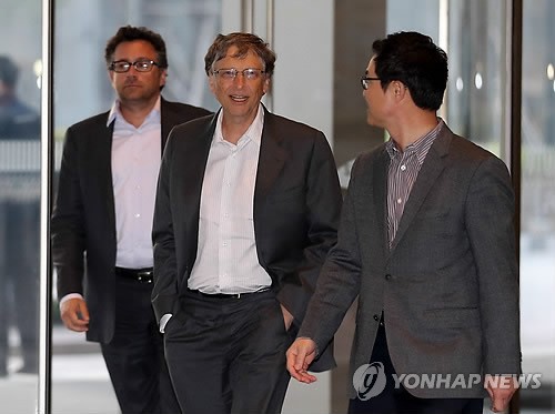 미국 마이크로소프트 창업자 빌 게이츠가 21일 오후 만찬에 참석하기 위해 서울 서초동 삼성전자 사옥으로 들어오고 있다. 사진=연합뉴스