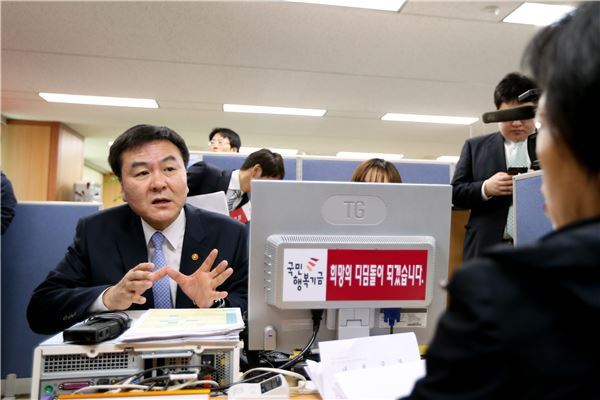 22일 신제윤 금융위원장이 서울 강남구 캠코 본사에서 행복기금 신청자와 상담을 하고 있다.(사진제공= 금융위원회)