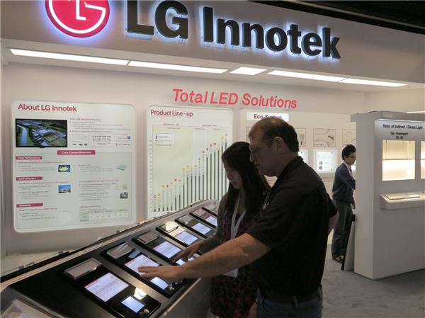 LG이노텍 직원이 LFI 2013에서 LED 패키지에 대해 설명하고 있다. 사진제공=LG이노텍