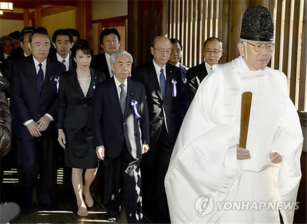 일본 국회의원 168명이 23일 야스쿠니 신사 참배를 단행했다. 연합뉴스