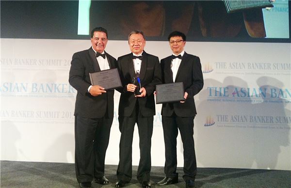어윤대 KB금융지주 회장이 지난 23일 인도네시아 자카르타 리츠칼튼호텔에서 아시안 뱅커가 선정하는 ‘Leadership Achievement Awards 2013’ 수상자로 선정됐다. 사진제공=KB금융지주