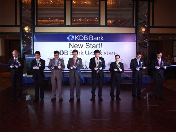 KDB산업은행은 지난 23일 우즈베키스탄에서 두 현지법인 UzKDB와 RBS Uz의 통합은행인 ‘KDB Bank Uzbekistan’(KDB Bank Uz)의 통합 기념식을 실시했다. 사진제공=KDB산업은행