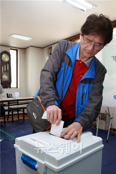 소중한 한 표를 행사 하고 있는 한 유권자가 투표를 하고 있다.<br />
박태영기자 teao@newsway.co.kr