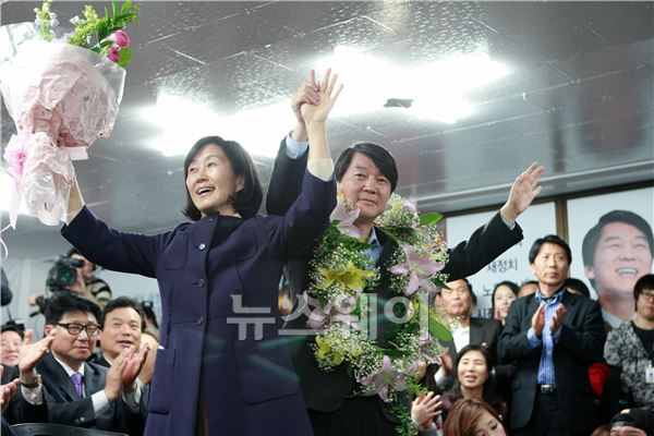 4.24보궐선거 당선 확정후 부인과 지지자들의 축하를 받고 있다.<br />
박태영기자 teao@newsway.co.kr