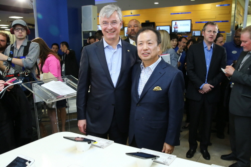 유베르 졸리 베스트바이 사장과 신종균 삼성전자 대표이사 사장. 사진제공=삼성전자