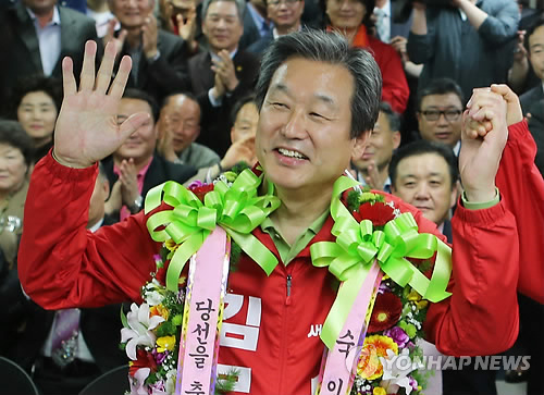 부산 영도에서 당선이 확정된 김무성 새누리당 후보가 환호하고 있다. 연합뉴스