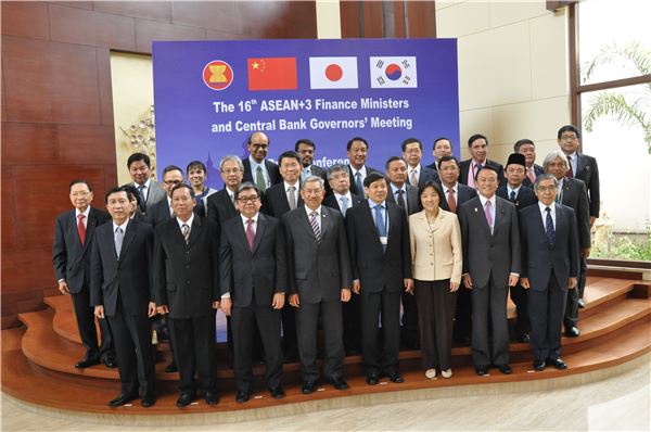 아세안+3 회담에 참석한 재무장관과 중앙은행 총재들. 사진=아세안+3 공동취재단.