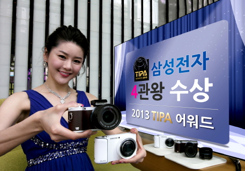 삼성전자가 ‘2013 TIPA 어워드’에서 ‘NX300’ ‘갤럭시 카메라’ ‘45mm f/1.8 (2D/3D)렌즈’ ‘스마트TV F8000’ 등 4개 제품이 수상해 4관왕에 올랐다. 사진제공=삼성전자