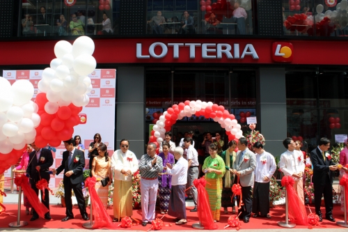 롯데리아는 지난 4월 미얀마 수도 양곤의 최대 쇼핑몰인 정션스퀘어에 미얀마 1호점을 오픈했다.(사진제공=롯데리아)
