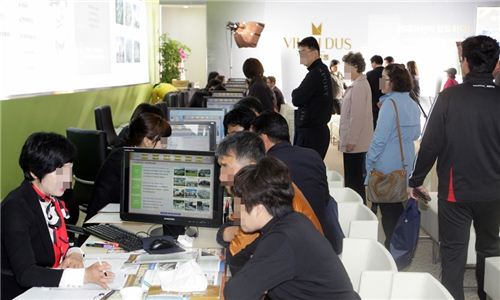 ‘현대아산 빌앤더스’ 내방객들이 상담을 받고 있다. 사진제공=현대아산