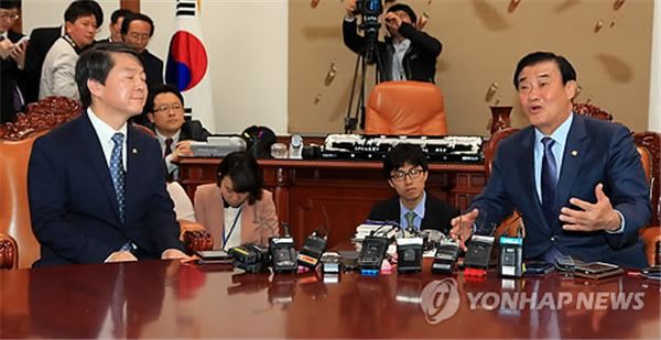 강창희 국회의장(右)과 안철수 무소속 의원. 연합뉴스
