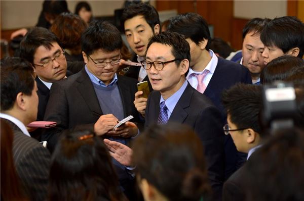 기자들에 둘러싸여 질문을 받고 있는 윤창중 전 청와대 대변인. 청와대 제공