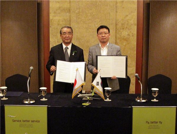 마원 진에어 대표(오른쪽)과 나카무라 호도 나가사키현 지사가 인천~나가사키 정기 노선 개설을 위한 업무 협약 양해각서에 서명하고 기념 촬영을 하고 있다. 사진 제공=진에어