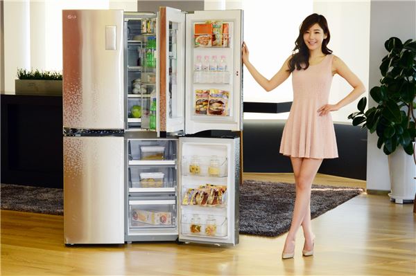 LG전자가 메탈 소재를 적용한 상냉장 하냉동 냉장고 ‘디오스 V9100’ 6종을 선보인다. 사진제공=LG전자