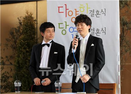 영화감독 김조광수 15일 오후 2시 아트나인 야외무대에서 동성파트너와 결혼식을 발표. 이주현 기자 juhyun@newsway.co.kr