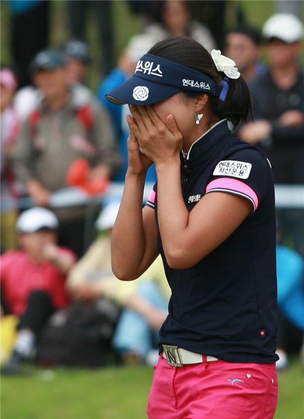 18번홀 그린에서 우승이 확정되자 울음을 터뜨린 허윤경. 사진=KLPGA 박준석 포토