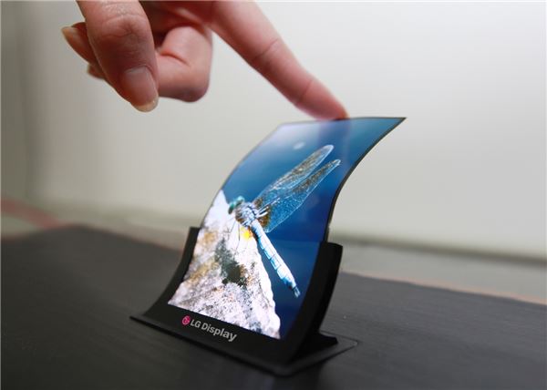 LG디스플레이는 'SID 2013'에서 5인치 스마트폰용 플라스틱 OLED 제품을 처음으로 선보인다.