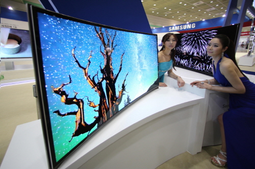 삼성전자 모델들이 생생한 화질이 특징인 '커브드 OLED TV'를 소개하고 있다. 사진제공=삼성전자