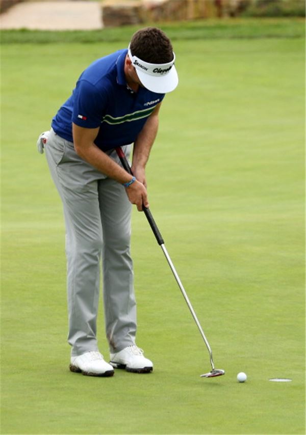 벨리퍼터를 갖고 2011년 PGA 챔피언십에서 우승한 키건 브래들리. ⓒPGA투어닷컴
