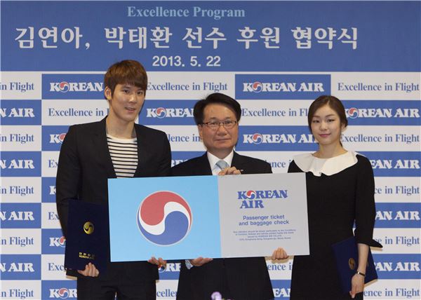 대한항공이 김연아·박태환 선수에 대한 항공권 후원을 연말까지 연장한다. 22일 열린 협약식에서 지창훈 총괄사장(가운데)과 박태환(왼쪽), 김연아 선수가 모형 항공권을 들고 기념 촬영을 하고 있다. 사진 제공=대한항공