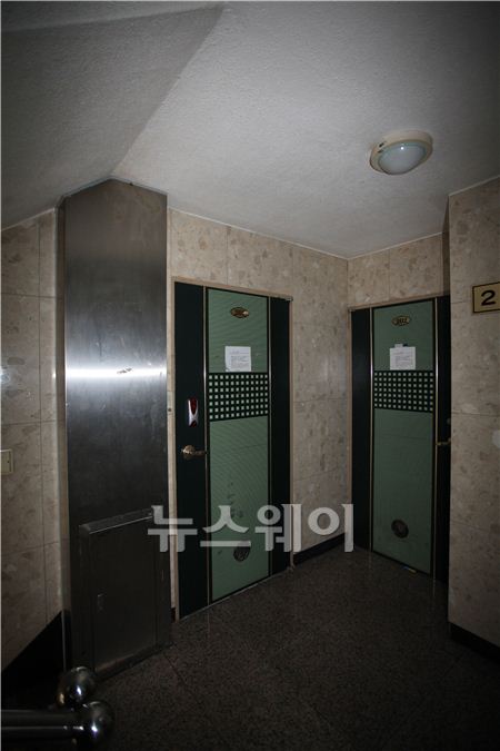 손호영의 여자친구라고 알려진 숨진 Y씨가 거주했던 논현동 원룸 현관문 앞.