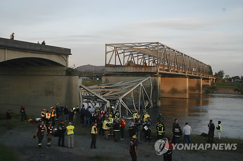 미국 고속도로 다리붕괴. 사진=연합뉴스