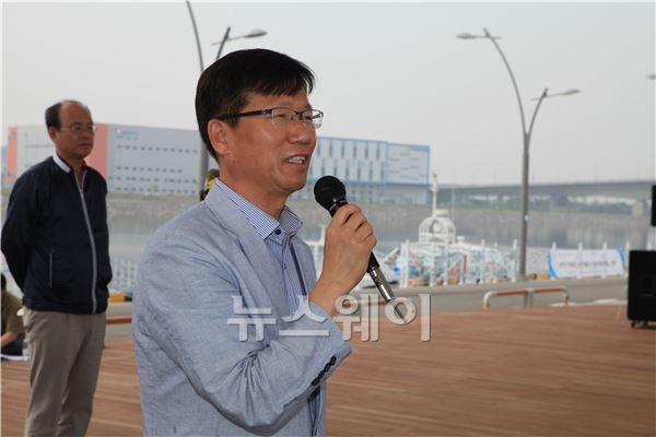 2013아라자저거 대행진. 유영록 김포시장이 축사를 하고 있다. 사진=이주현 사진기자