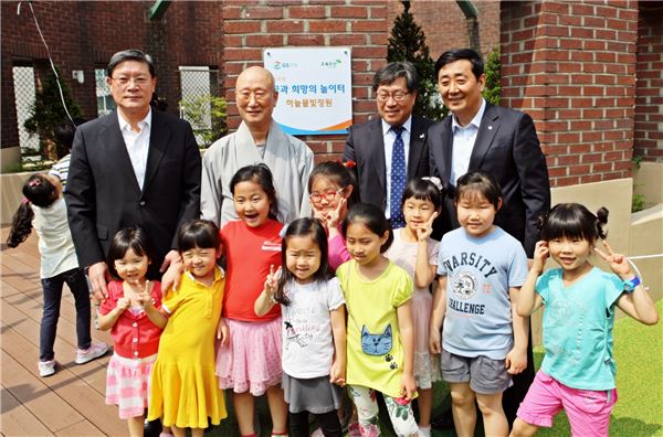 지난 24일 허명수 GS건설 사장(왼쪽에서 첫 번째)이 서울 성북구 길음종합사회복지관에서 열린 ‘꿈과 희망의 놀이터’ 10호점 완공식에서 관계자, 어린이들과 기념촬영을 하고 있다.