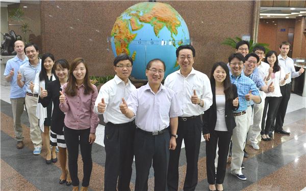 27일 한국수출입은행 직원들과 국내외 로펌 변호사들, 시중은행 직원들이 수은 여의도 본점 로비에서 PF금융 공동제공을 자축하며 포즈를 취하고 있다. (사진제공=한국수출입은행)