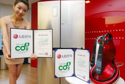LG전자 침구청소기와 메탈디자인의 디오스 V8700 냉장고가 ‘저탄소제품 인증'을 연속 획득했다. 사진제공=LG전자