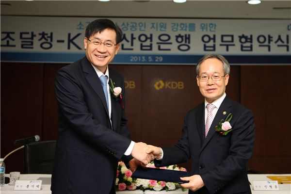 (왼쪽부터)홍기택 KDB산은금융그룹 회장과 민형종 조달청장